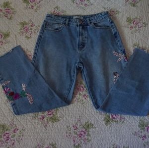 💐 Straight cut jeans with embroidered flowers 💐